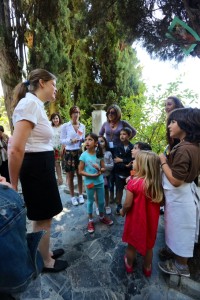 Fundación Rodríguez-Acosta. Yinkana en el jardín. Pastora, dando pistas para descubrir al ladrón de joyas!